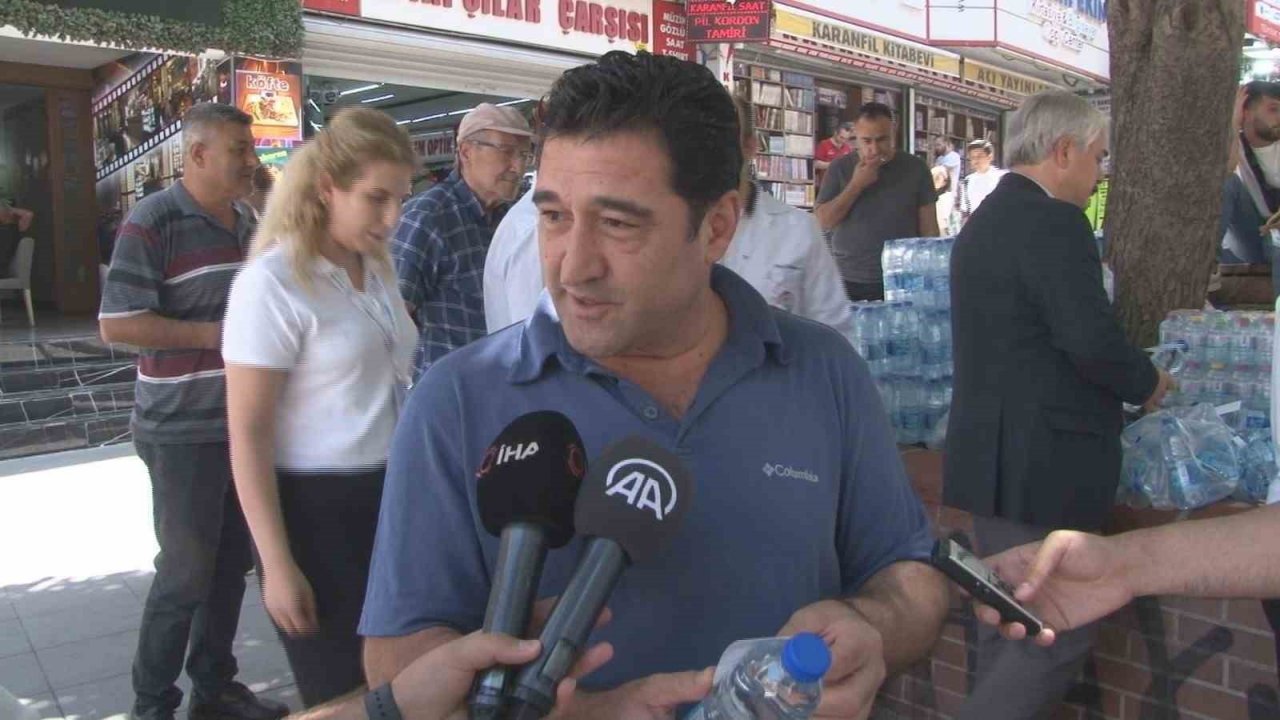 Sıcaklıkların 35 dereceyi geçtiği Başkent’te vatandaşlara ücretsiz su dağıtıldı