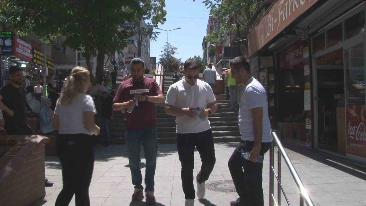 Sıcaklıkların 35 dereceyi geçtiği Başkent’te vatandaşlara ücretsiz su dağıtıldı