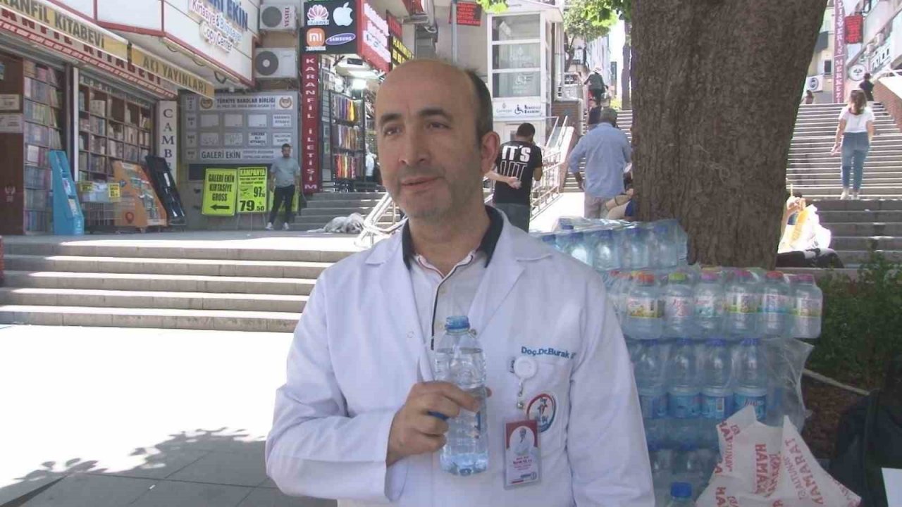 Sıcaklıkların 35 dereceyi geçtiği Başkent’te vatandaşlara ücretsiz su dağıtıldı