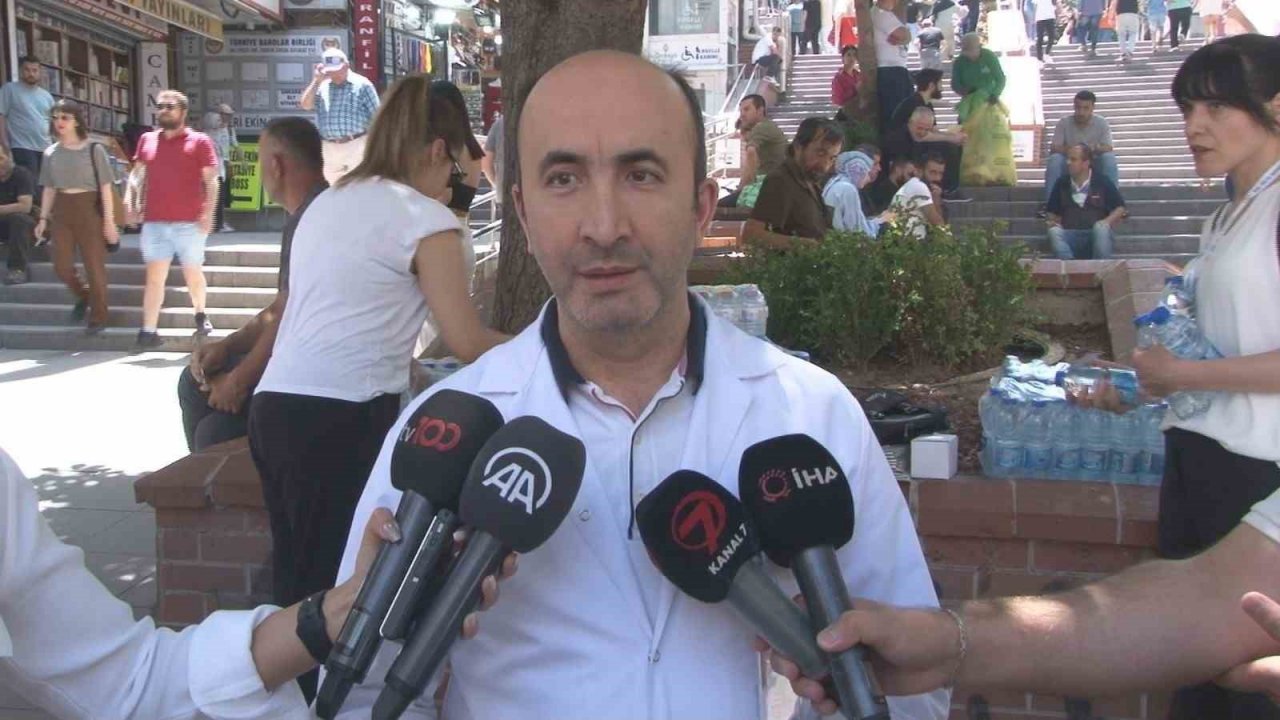 Sıcaklıkların 35 dereceyi geçtiği Başkent’te vatandaşlara ücretsiz su dağıtıldı