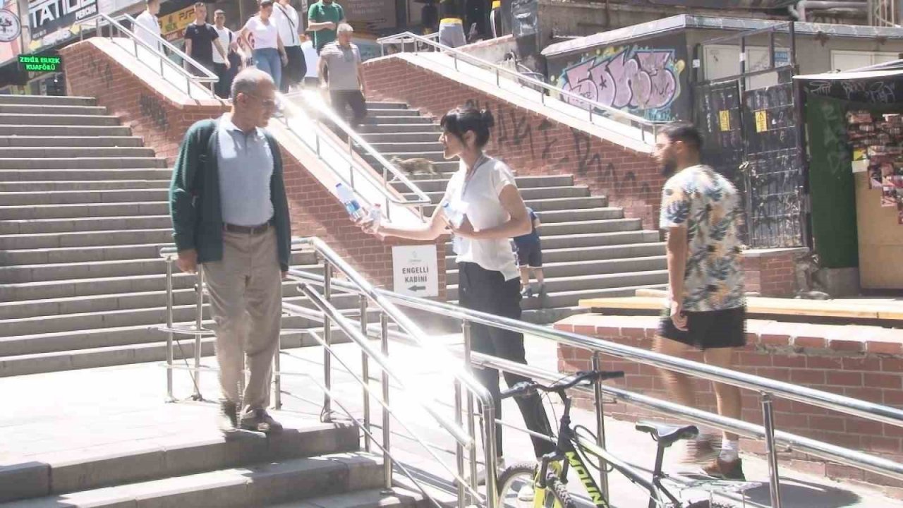 Sıcaklıkların 35 dereceyi geçtiği Başkent’te vatandaşlara ücretsiz su dağıtıldı