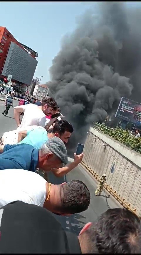 Ümraniye’de İETT otobüsü alev alev yandı