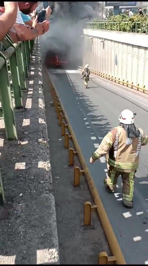 Ümraniye’de İETT otobüsü alev alev yandı