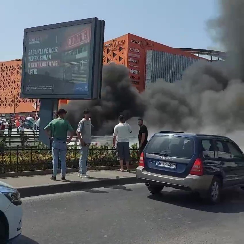 Ümraniye’de İETT otobüsü alev alev yandı