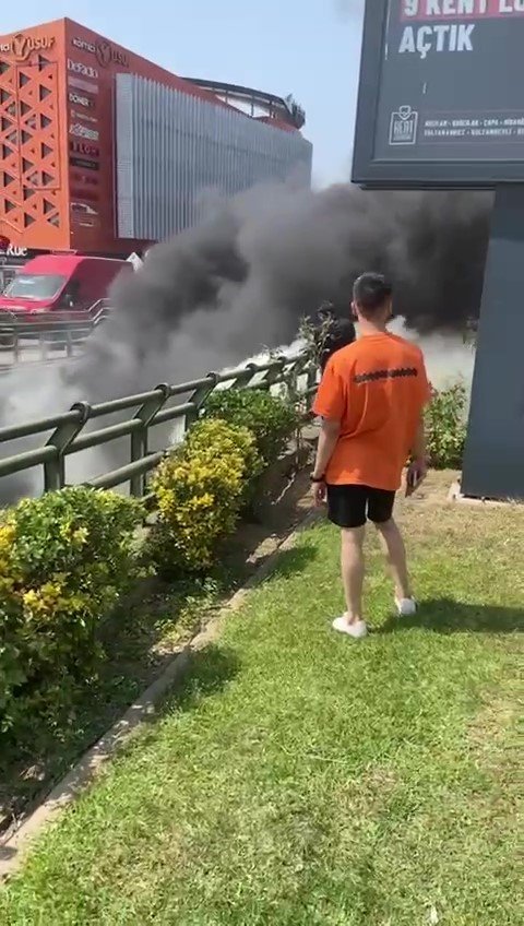 Ümraniye’de İETT otobüsü alev alev yandı