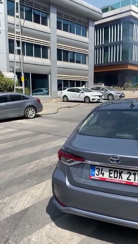 Ümraniye’de sıcaktan elektrik kabloları yandı
