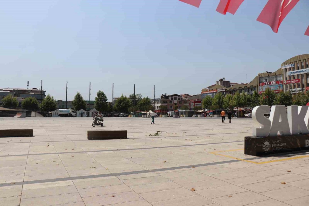 Termometrelerin 40’a dayandığı en sıcak günde Sakarya’dan çarpıcı kareler