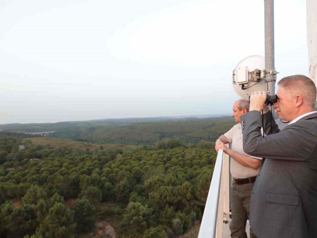 İstanbul Valisi Gül: "Yaklaşık 13 hektarlık alanda etkili olan yangın kısmen kontrol altında"