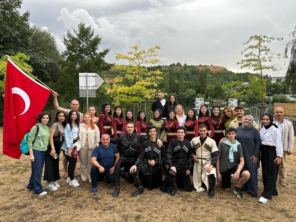 Üniversiteli folklorcular Prag’da ayakta alkışlandı