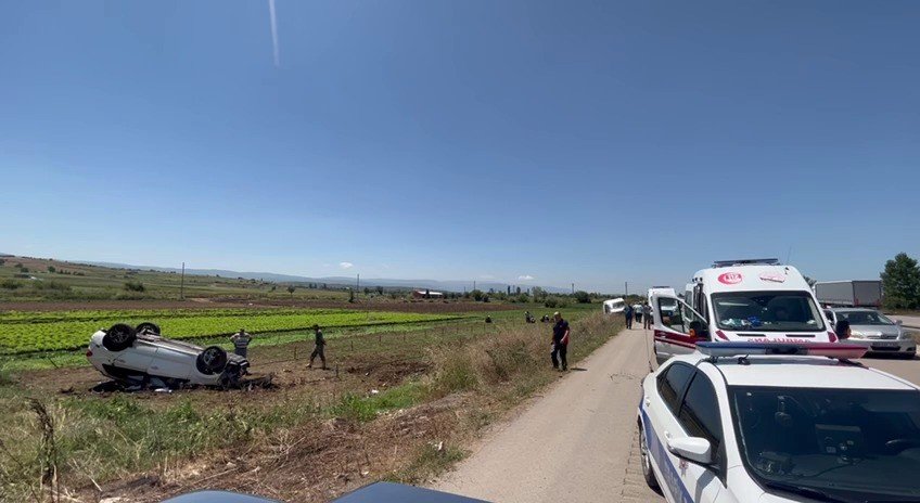 Kontrolden çıkan otomobil park halinde bulunan minibüse çarptı: 2 ölü, 4 yaralı