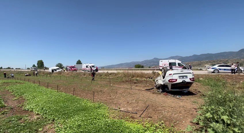 Kontrolden çıkan otomobil park halinde bulunan minibüse çarptı: 2 ölü, 4 yaralı