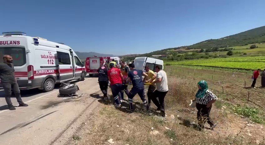 Kontrolden çıkan otomobil park halinde bulunan minibüse çarptı: 2 ölü, 4 yaralı