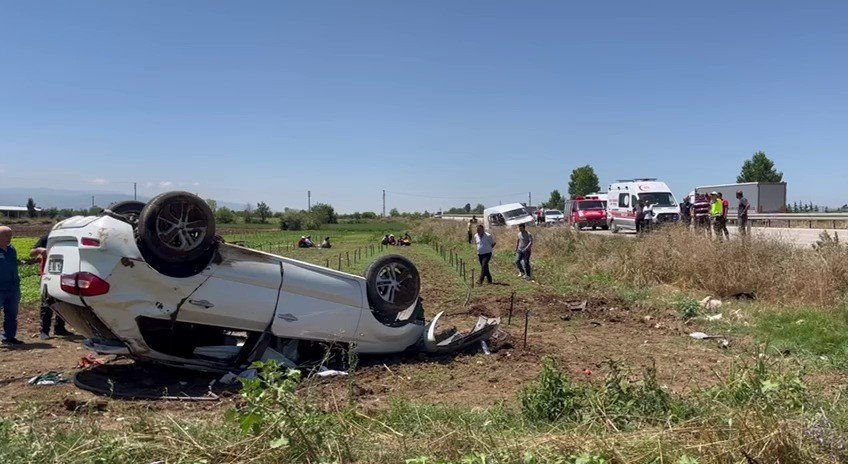 Kontrolden çıkan otomobil park halinde bulunan minibüse çarptı: 2 ölü, 4 yaralı