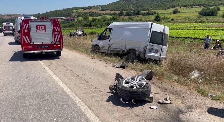 Kontrolden çıkan otomobil park halinde bulunan minibüse çarptı: 2 ölü, 4 yaralı