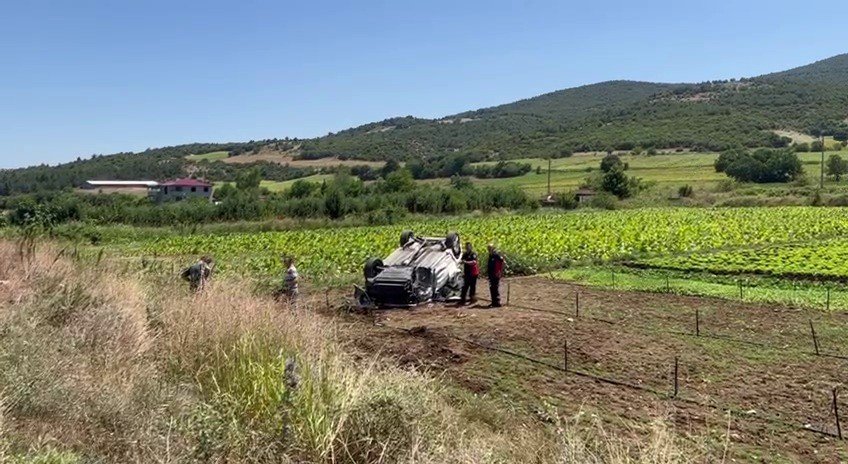 Kontrolden çıkan otomobil park halinde bulunan minibüse çarptı: 2 ölü, 4 yaralı