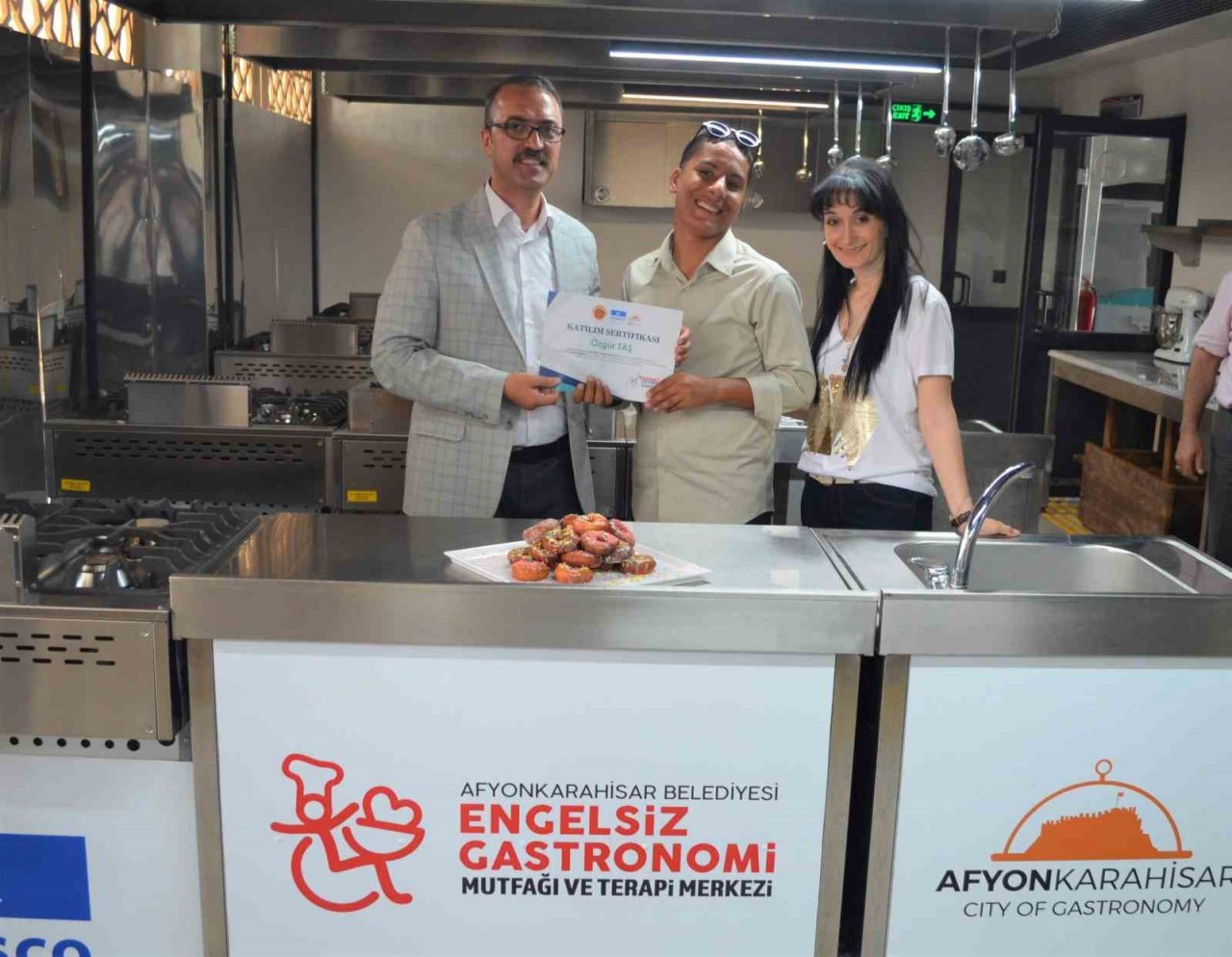 Engelsiz Gastronomi Merkezinde eğitim gören özel bireyler belgelerini aldı