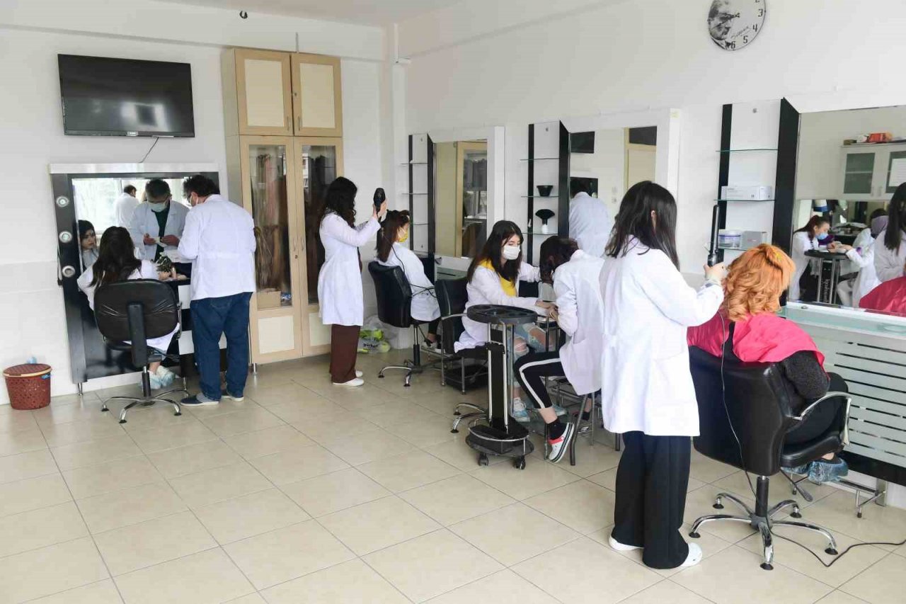 Yunus Emre Sağlık Hizmetleri Meslek Yüksekokulu ara eleman değil aranan mezunlar yetiştiriyor