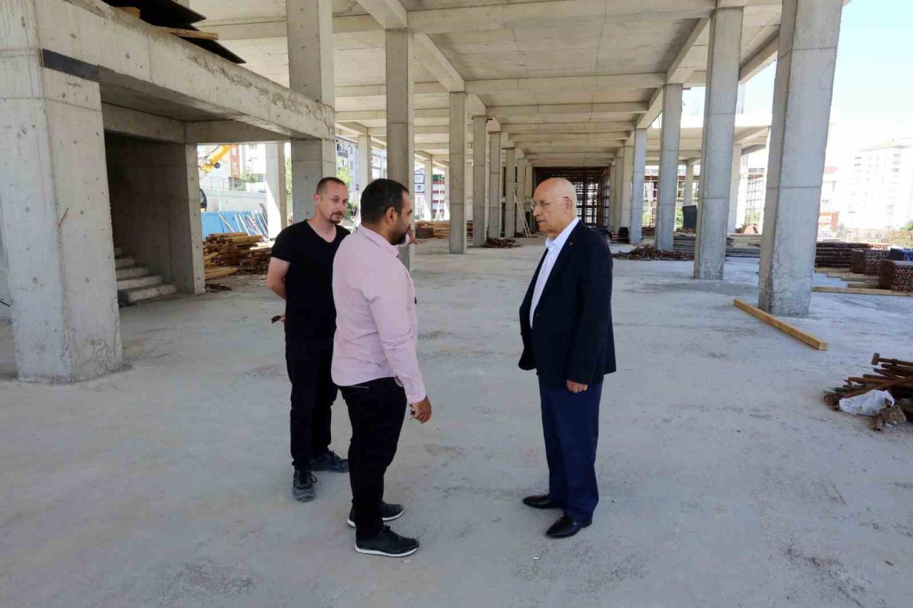 Yenimahalle Belediye Başkanı Yaşar inşaatı devam eden pazar yerini inceledi