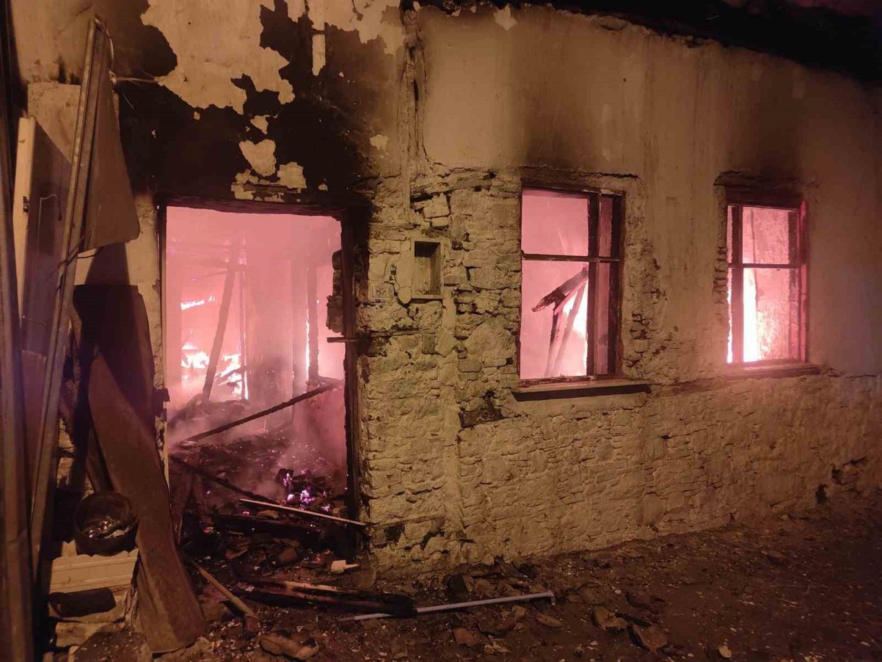 Kuşadası’ndaki yangında binanın çatısı çöktü