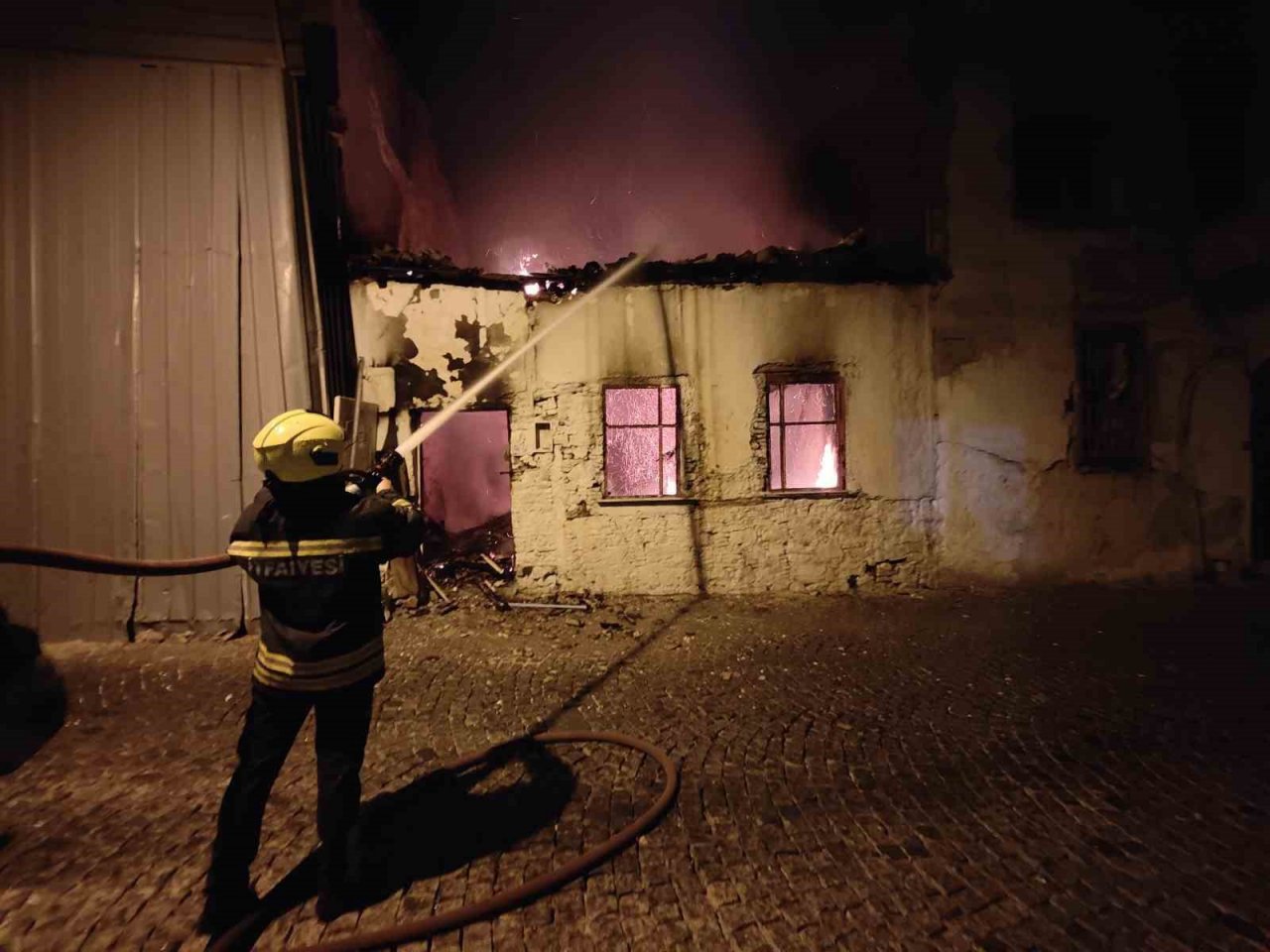 Kuşadası’ndaki yangında binanın çatısı çöktü