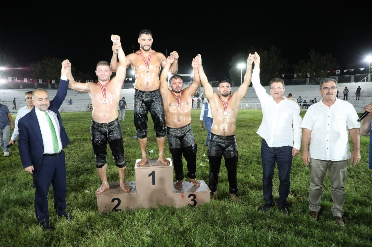 17. Edremit Şehit Hamdibey Yağlı Pehlivan Güreşleri yapıldı