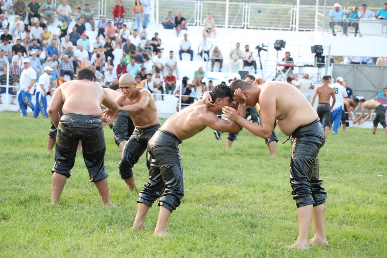 17. Edremit Şehit Hamdibey Yağlı Pehlivan Güreşleri yapıldı