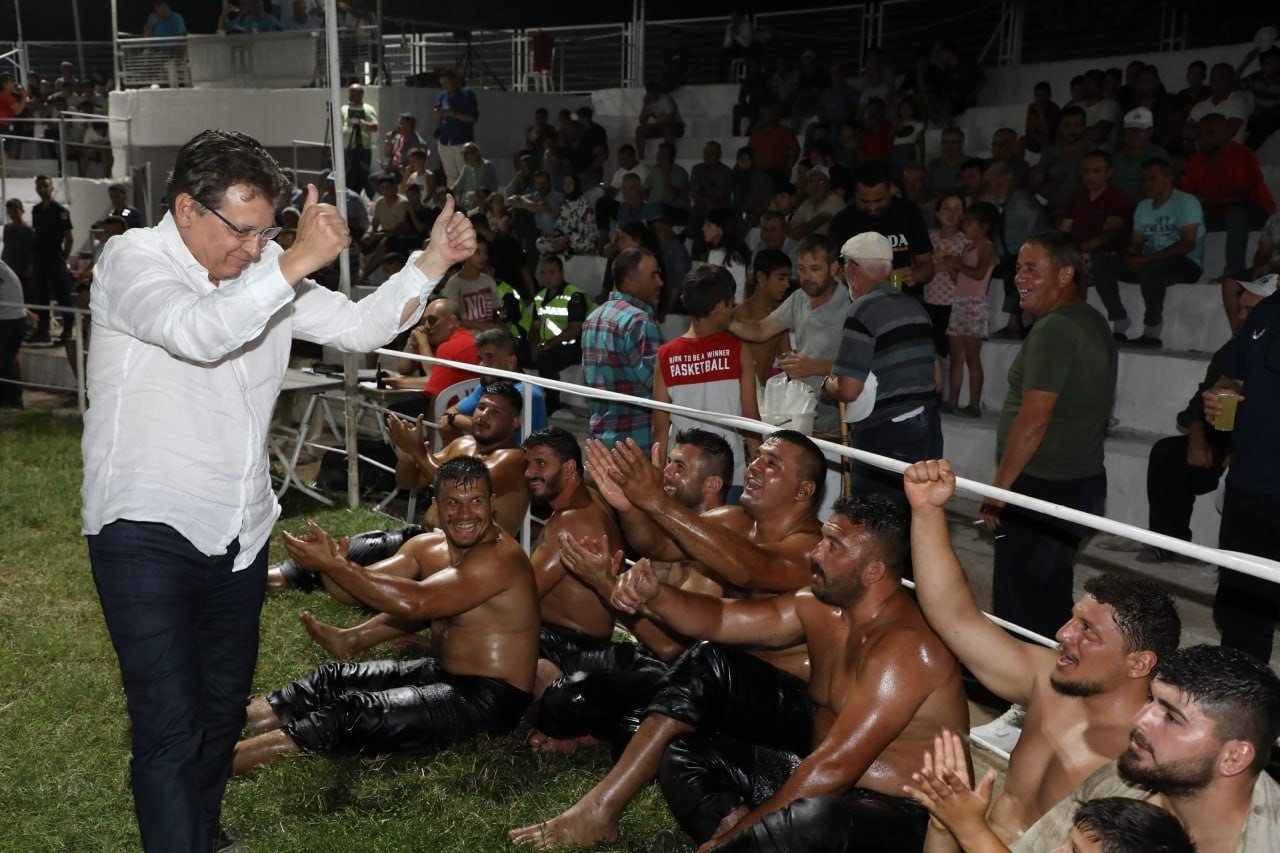 17. Edremit Şehit Hamdibey Yağlı Pehlivan Güreşleri yapıldı