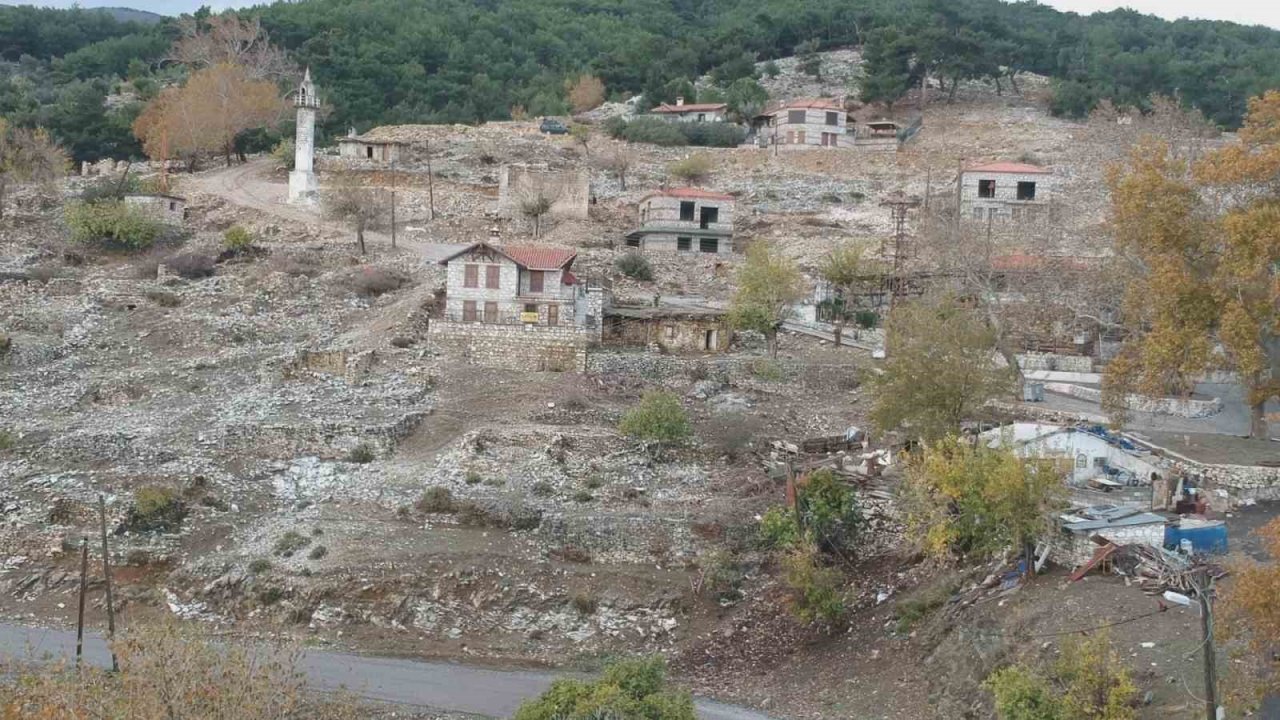 İş makineleri ile izinsiz yıkılan camisiz minare aslına uygun şekilde tekrar yapılacak