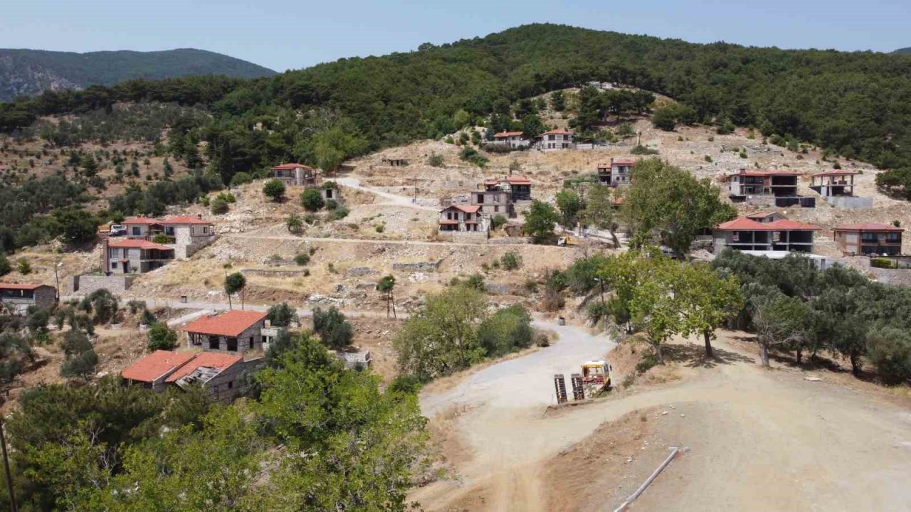 İş makineleri ile izinsiz yıkılan camisiz minare aslına uygun şekilde tekrar yapılacak