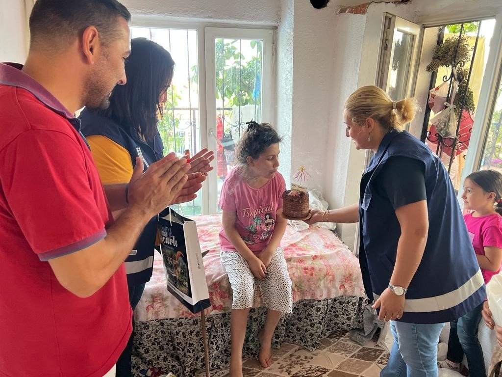 Başkan Kaplan’dan engelli kıza doğum günü sürprizi