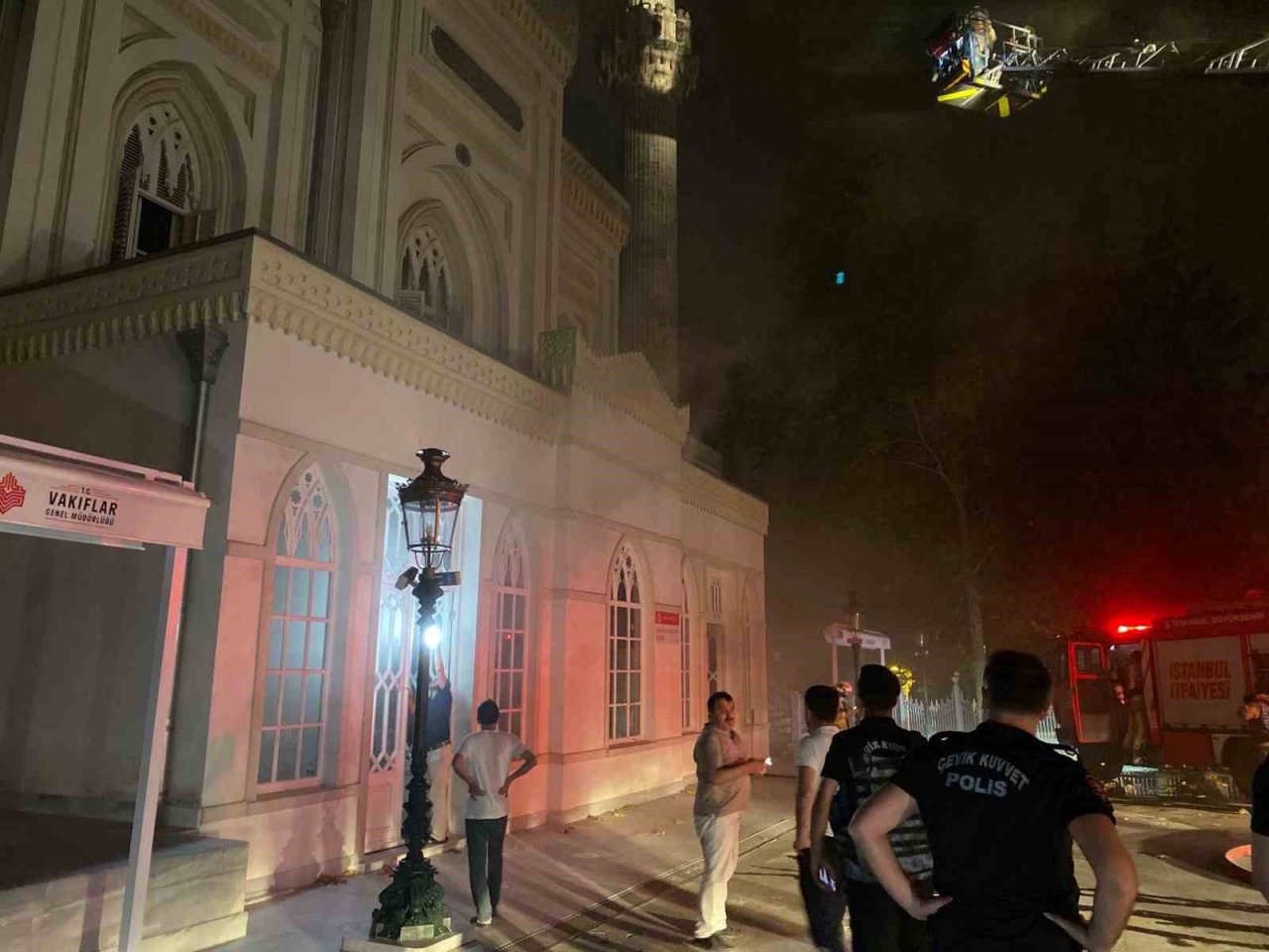 Beşiktaş Yıldız Hamidiye Camii’nde yangın meydana geldi, ekiplerin kontrol altına aldığı yangında soğutma çalışması sürüyor