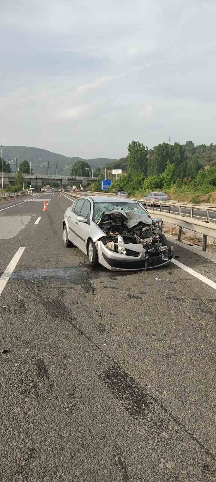 Bilecik’te otomobil işçi servisine çarptı: 11 yaralı