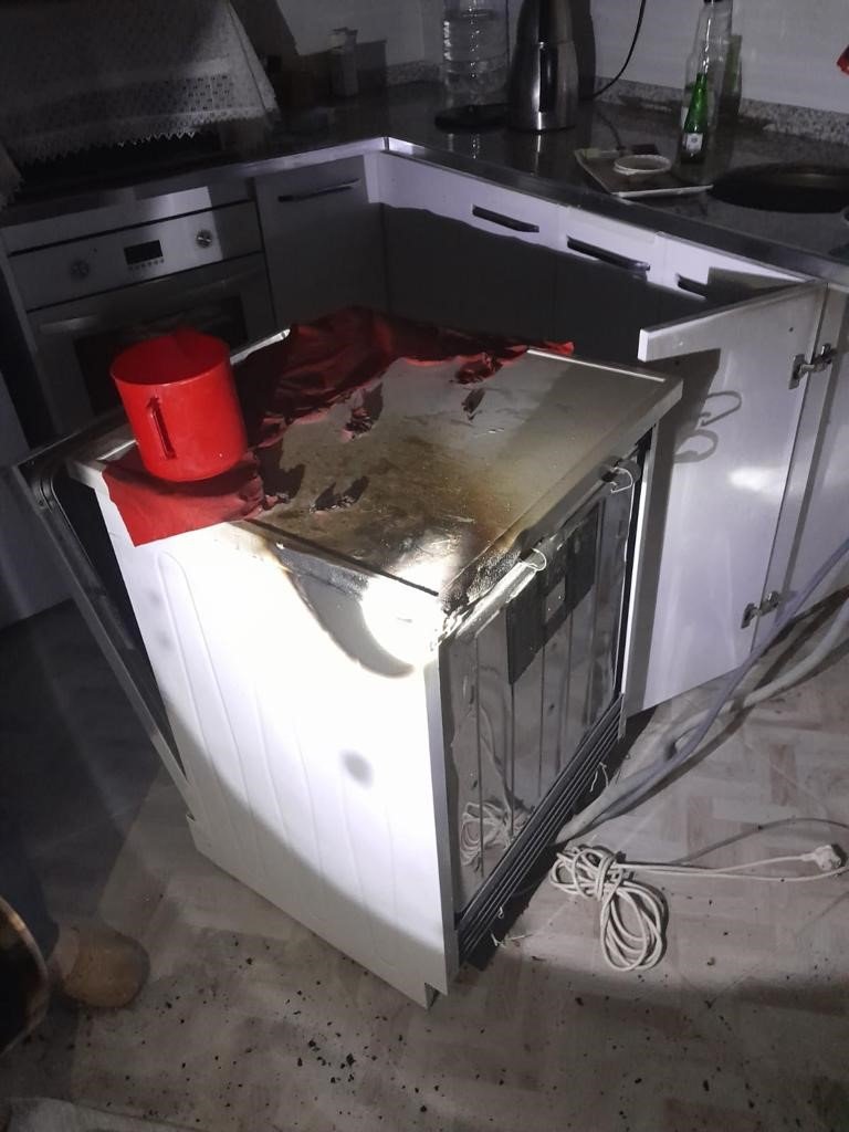 Elektrikten kaynaklı çıkan yangın, mutfağı kullanılmaz hale getirdi