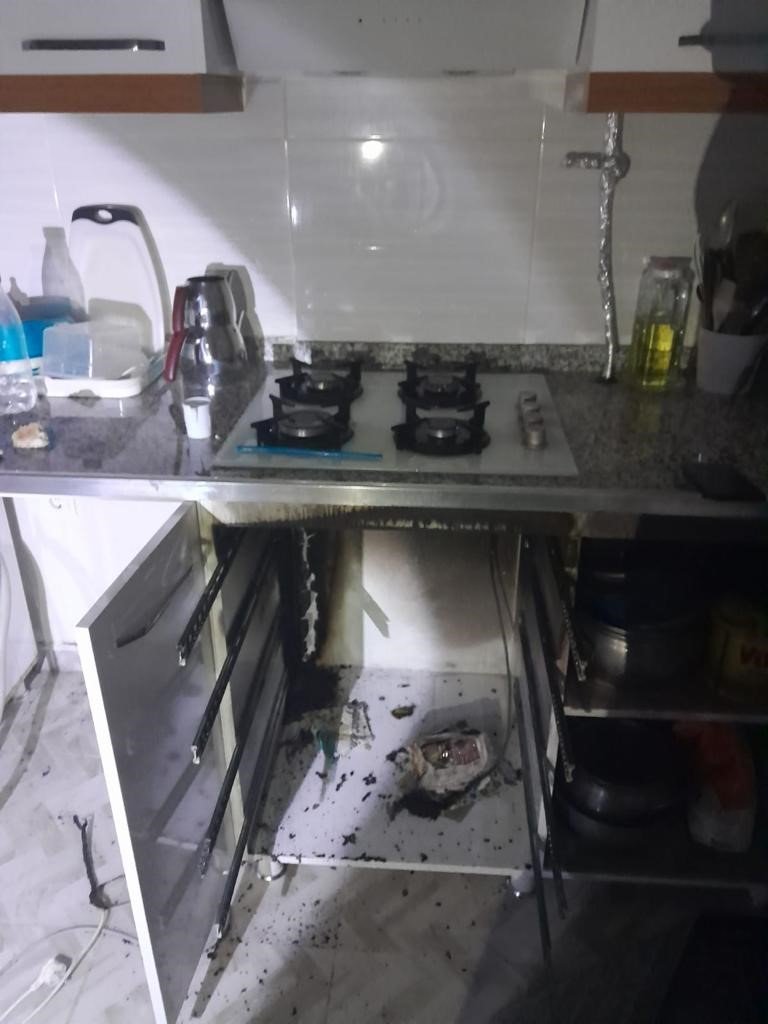 Elektrikten kaynaklı çıkan yangın, mutfağı kullanılmaz hale getirdi