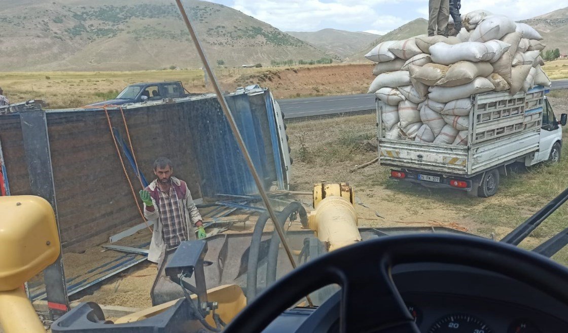 Karlıova’da saman yüklü kamyon devrildi