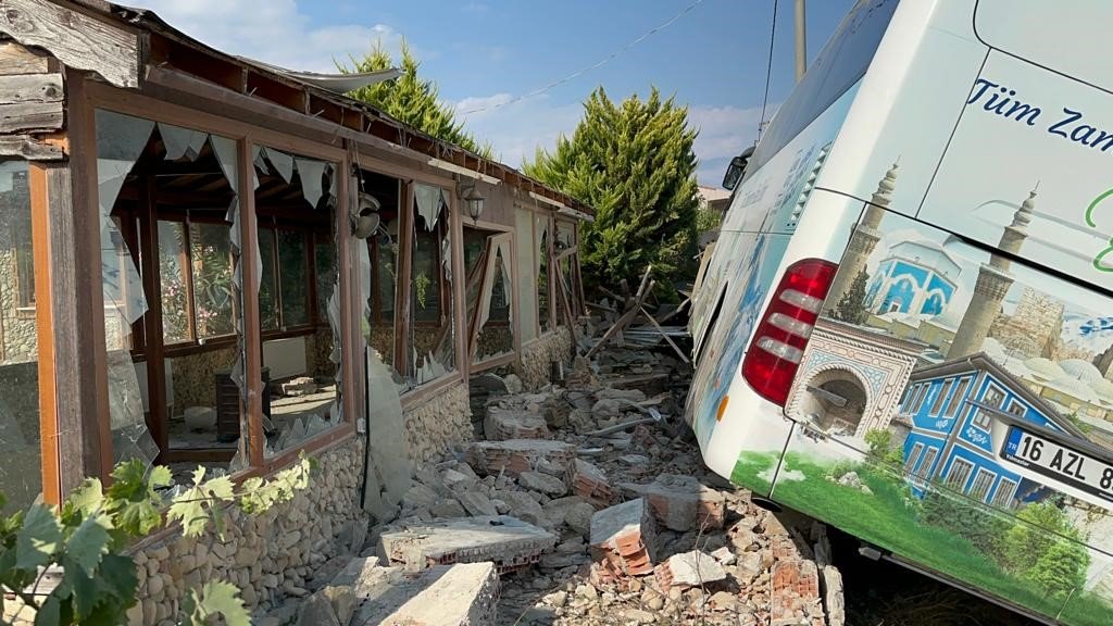 Gelibolu’da tur otobüsü kaza yaptı; 1 ölü, 8 yaralı