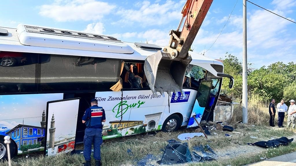 Gelibolu’da tur otobüsü kaza yaptı; 1 ölü, 8 yaralı
