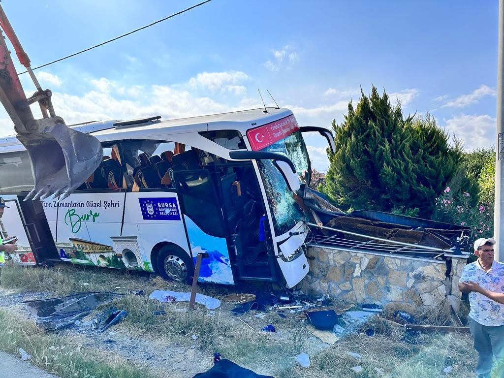 Gelibolu’da tur otobüsü kaza yaptı; 1 ölü, 8 yaralı