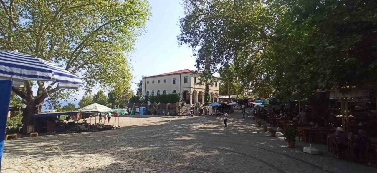 Altınoluk’ta Kundakçı Dede Cami ilgi görüyor