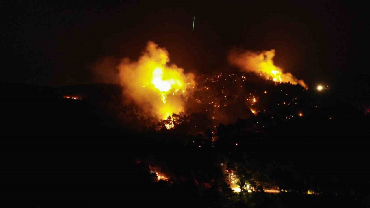 Çanakkale’de gece başlayan orman yangını havadan görüntülendi