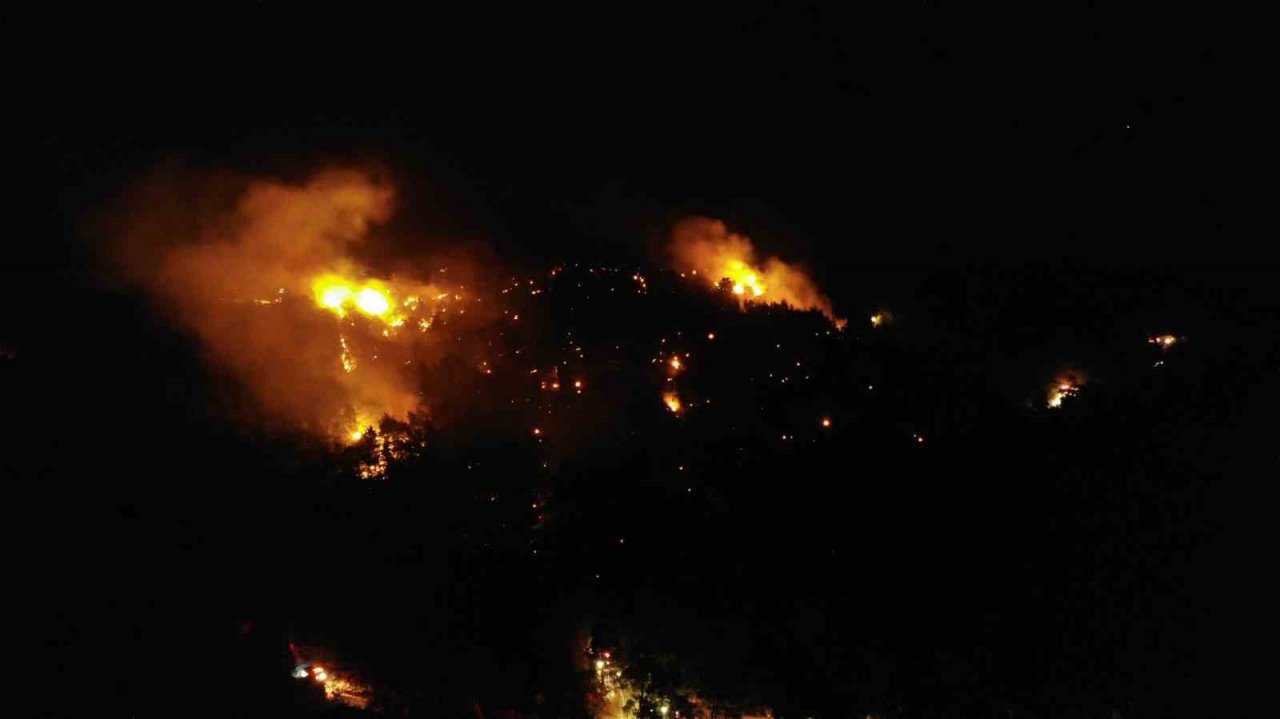 Çanakkale’de gece başlayan orman yangını havadan görüntülendi