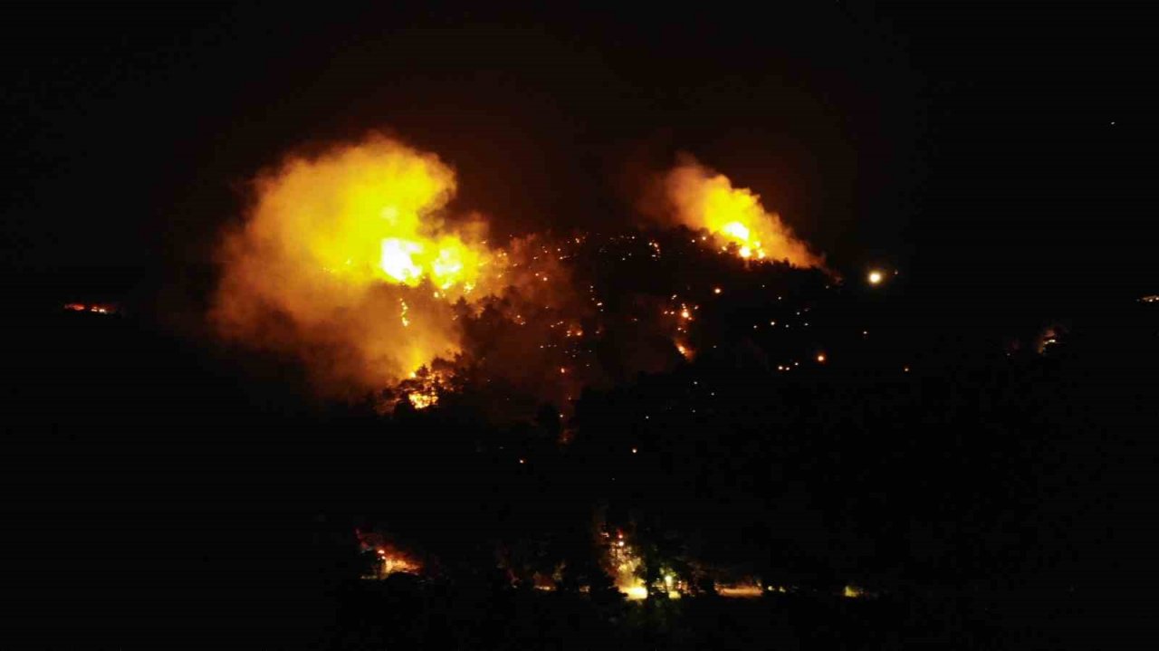Çanakkale’de gece başlayan orman yangını havadan görüntülendi