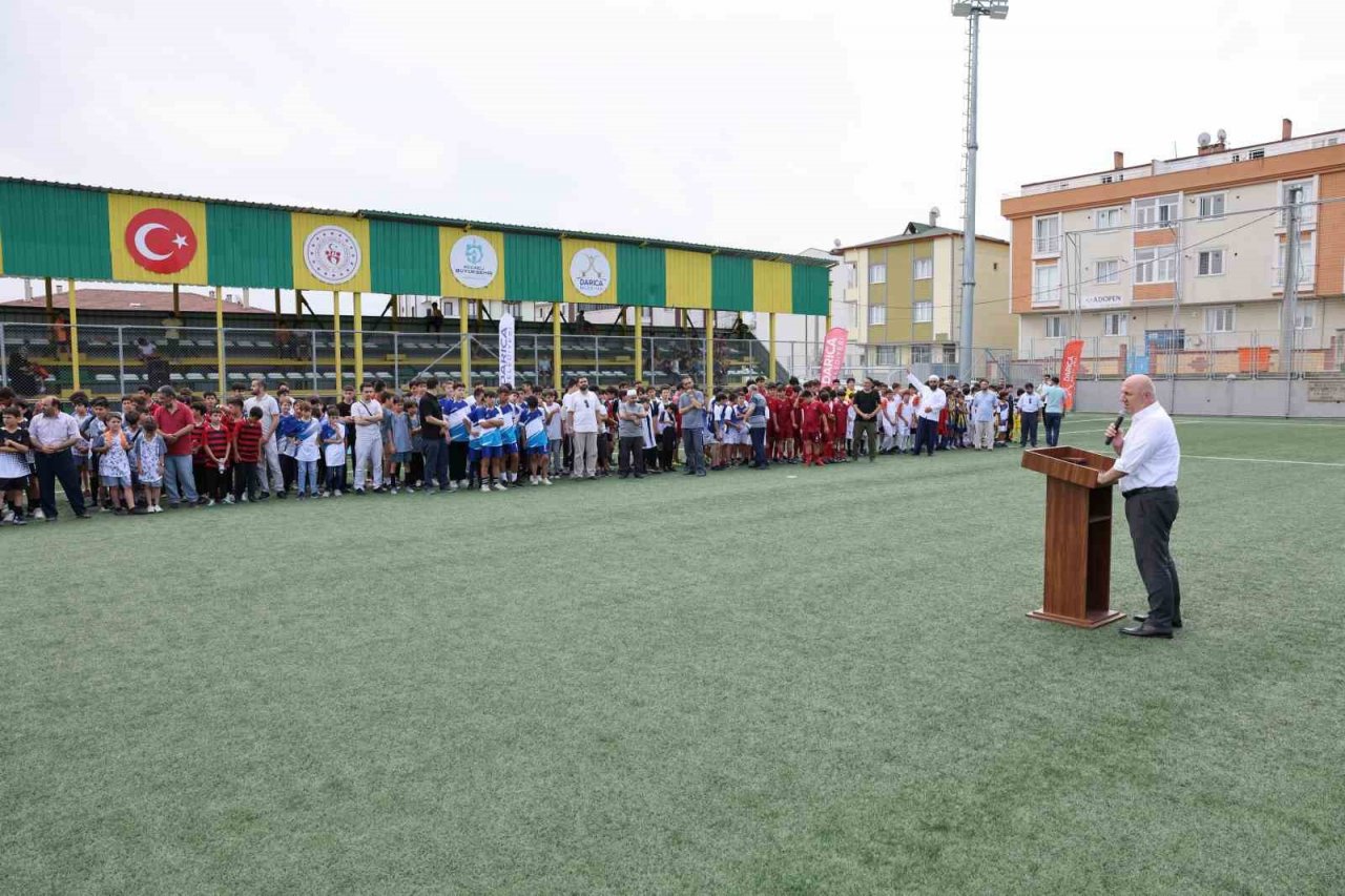 Camiler arası futbol turnuvası çekişmeli başladı