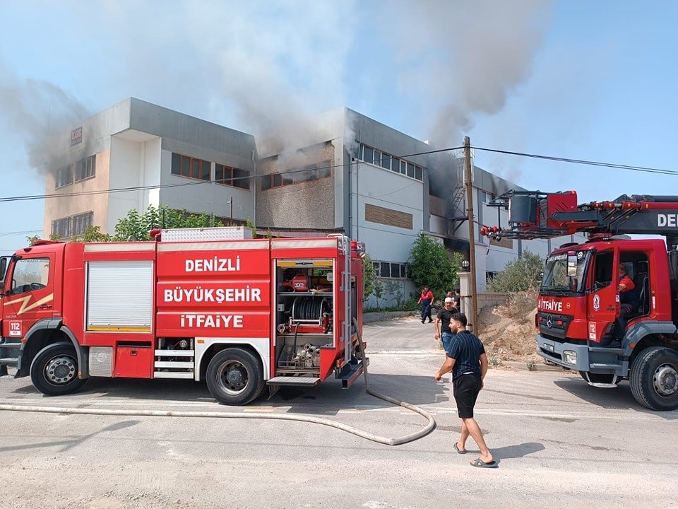 Tekstil fabrikasında çıkan yangın maddi hasara neden oldu