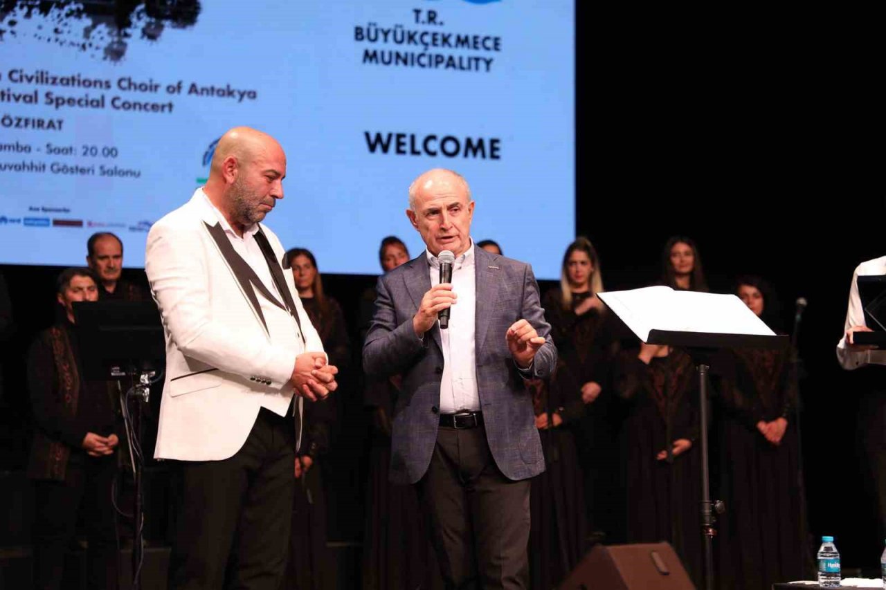 Depremde yaşamını yitiren KKTC’li çocuklar için söyledikleri şarkı yüzlerce dinleyiciyi hüzne boğdu