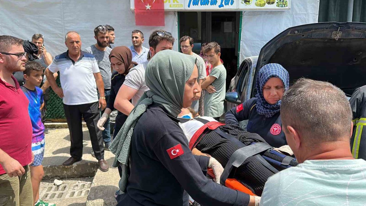 Minibüs ile otomobilin karıştığı kazada 4 kişi yaralandı