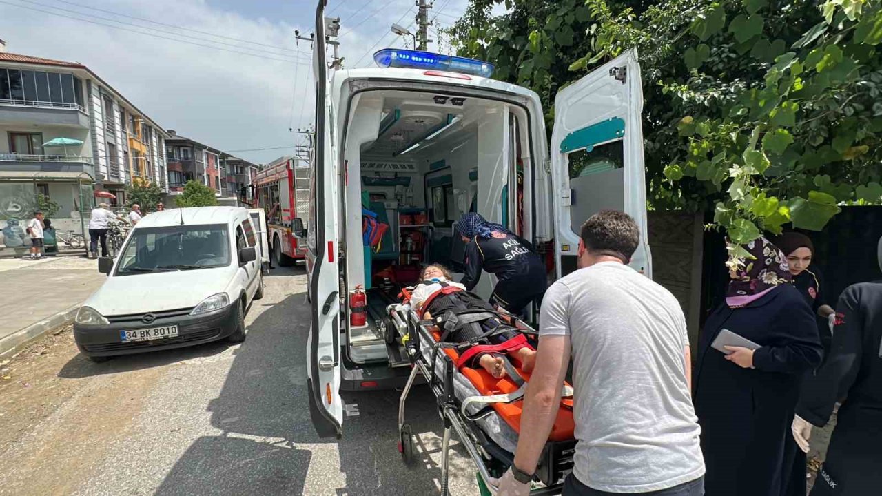 Minibüs ile otomobilin karıştığı kazada 4 kişi yaralandı