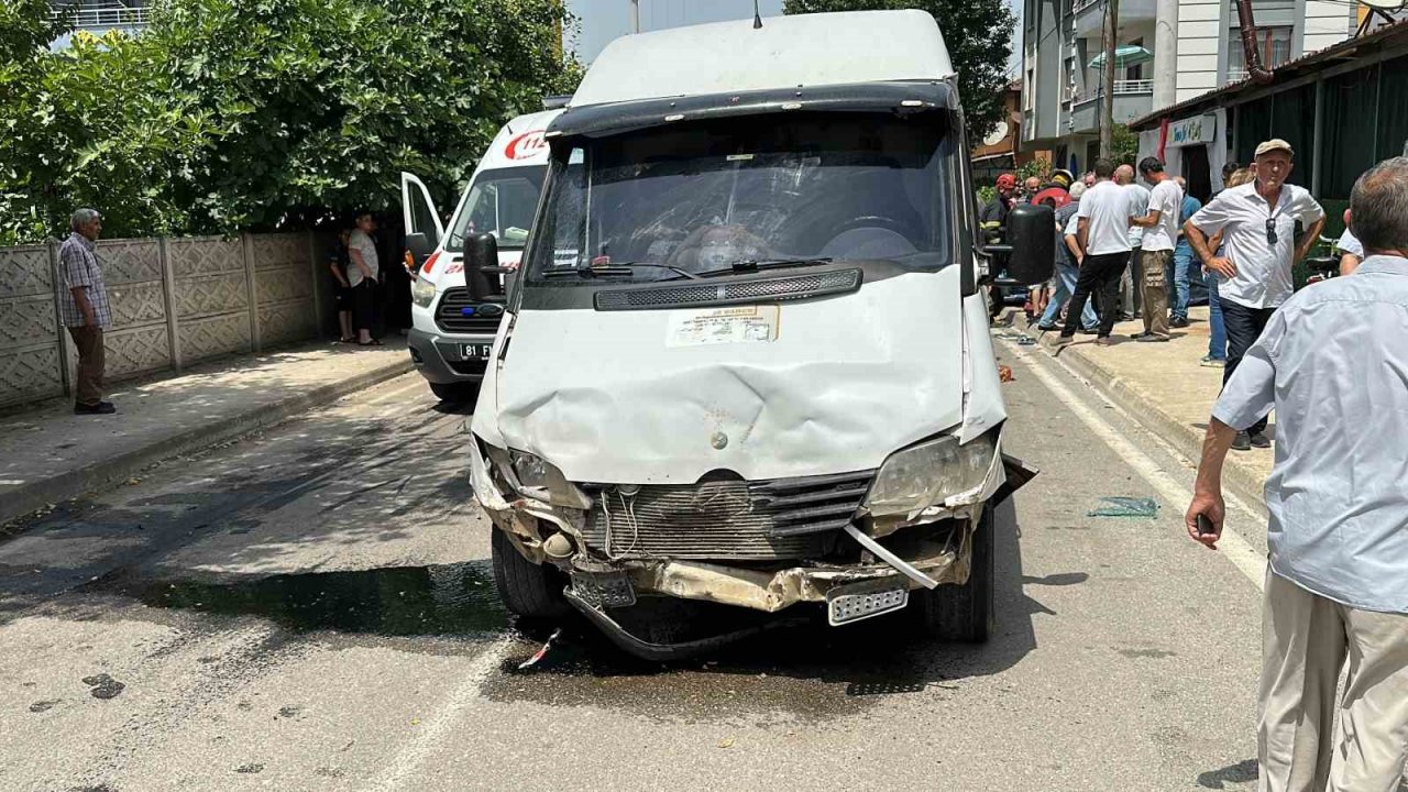 Minibüs ile otomobilin karıştığı kazada 4 kişi yaralandı