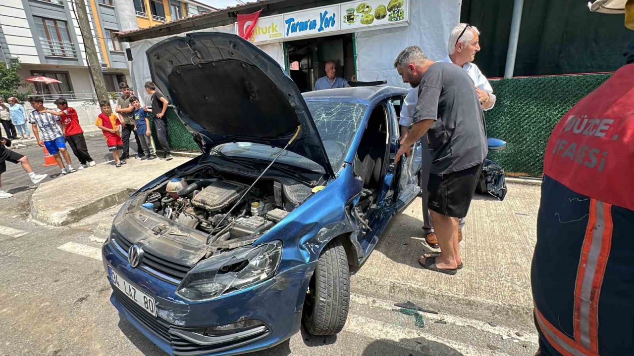 Minibüs ile otomobilin karıştığı kazada 4 kişi yaralandı