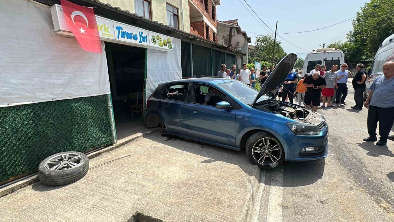 Minibüs ile otomobilin karıştığı kazada 4 kişi yaralandı